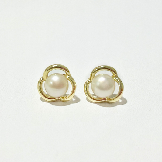 Delilah Pearl Stud Earrings