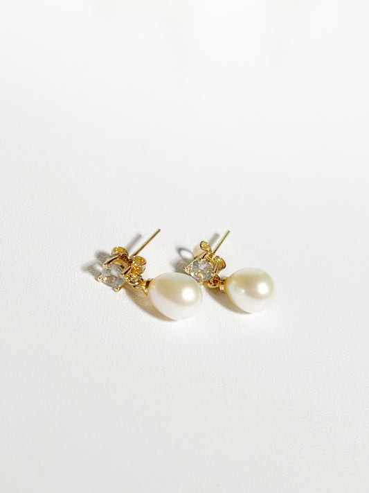 EOR0007 Dangle Pearl Earrings