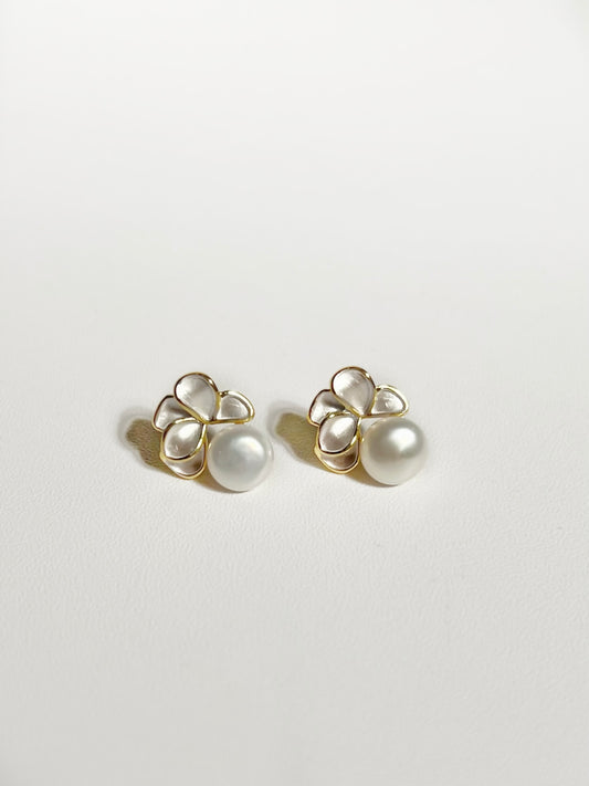 EOR0008 Stud Pearl Earrings