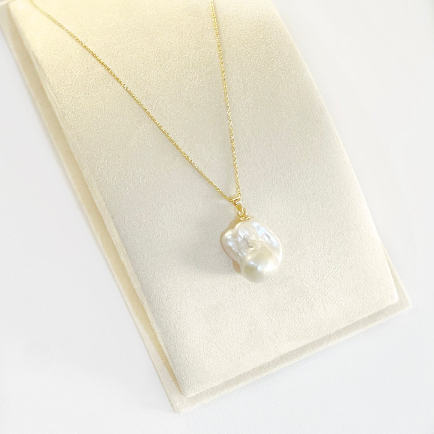 Kyla Baroque Pendant Necklace